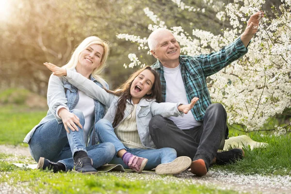 Senior homme grand-père assis à l'extérieur dans le parc. Homme retraité âgé se détendre et profiter de l'activité de plein air avec sa fille et sa petite-fille. Concept de relation familiale — Photo