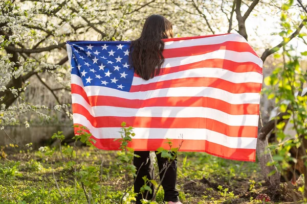 미국 국기와 함께 어린 소녀 — 스톡 사진
