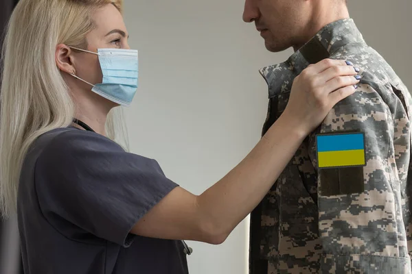 Ukrayna askeri. Askerileştirme. Ukraynalı defans oyuncusu ailesine veda ediyor. Ukraynalı erkeklerin seferberliği. Ukrayna ve Rusya Savaşı