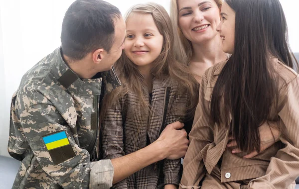 Feliz soldado ucraniano en militar, hija alegre, veteranos ucranianos de Rusia-Ucrania, Día de la Independencia — Foto de Stock