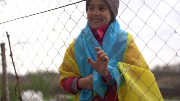 Ukraynalı küçük kız göçmen. — Stok video