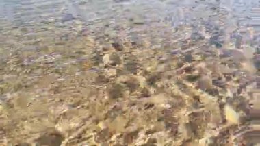 Deniz dalgaları, kaya ve kum manzarası. deniz kıyısı su arka planı