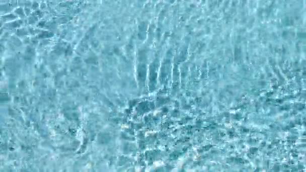 Texture de la surface de l'eau, ondulations et vagues de piscine propres au mouvement lent, Réfraction de la texture de la vue du dessus de la lumière du soleil côté mer sable blanc, fond d'eau brillance du soleil. Eau de fond caustique — Video