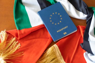 Pasaport ve tahta bir arka planda Birleşik Arap Emirlikleri bayrağı. Seyahat kavramı.