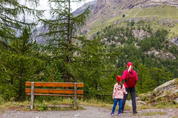 Meninas turísticas mãe e filha e vistas para a montanha — Fotografia de Stock