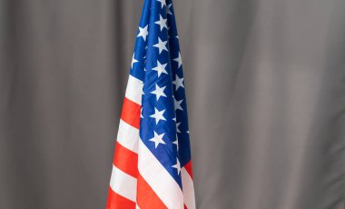 Sade arkaplanda Amerikan bayrağına yakın çekim