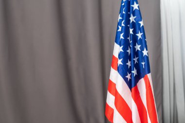 Sade arkaplanda Amerikan bayrağına yakın çekim