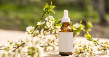 Beyaz sıkılmış şişe tüpünün üst görüntüsü. Küçük beyaz çiçekler. ilaç veya kozmetik - krem, jöle, cilt bakımı, diş macunu.