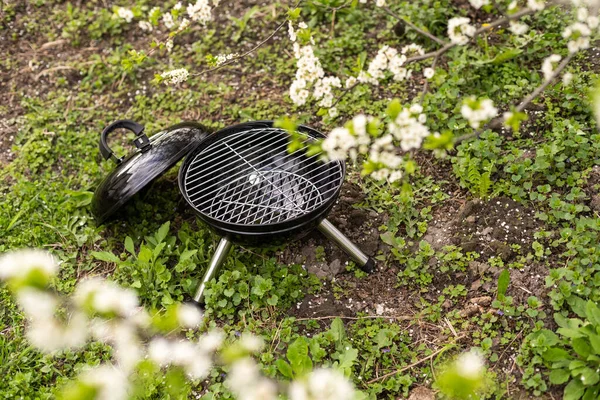 An empty barbecue grill stands in the yard — Fotografia de Stock