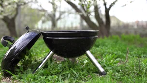 Grillgrill Står på en äng bland det gröna gräset. Picknick i naturen — Stockvideo