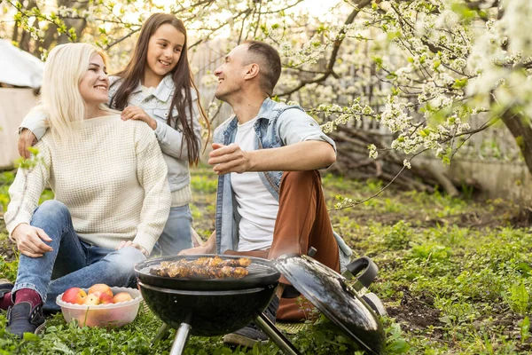 Família feliz no piquenique de verão no parque . — Fotografia de Stock