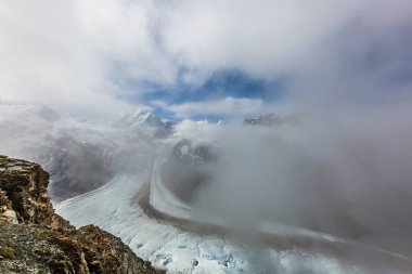 bulutlu panorama dağları, İsviçre