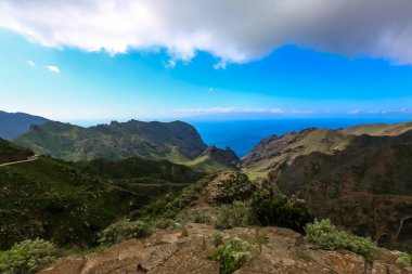 Gün doğarken Dağ Vadisi. Doğal yaz manzarası