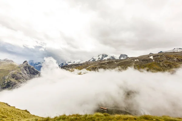 Panorama oblačné vrstvy z vrcholu hory nad švýcarskými alpami — Stock fotografie