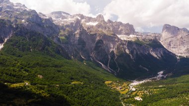 Arnavutluk Alp Dağlarının manzaralı paradisiac manzarası. Seyahat, keşif, tatil konsepti