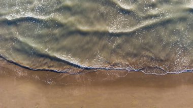 Kumlu sahilde denizin yumuşak dalgası