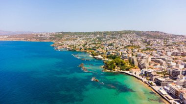 Eski limanı ve ünlü deniz feneri Girit, Yunanistan 'ın güzel Chania kentinin havadan manzarası.