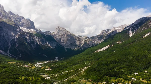 Arnavutluk 'un dağlı güzel manzarası