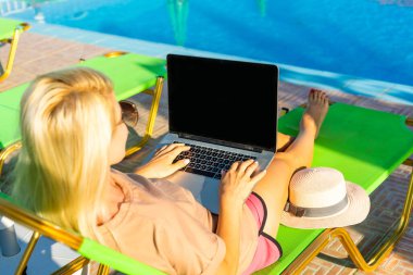 Casual kadın rahatlatıcı tatil bir dizüstü bilgisayar ile