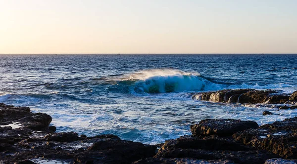 Cena noturna no mar, pedras, oceano calmo — Fotografia de Stock
