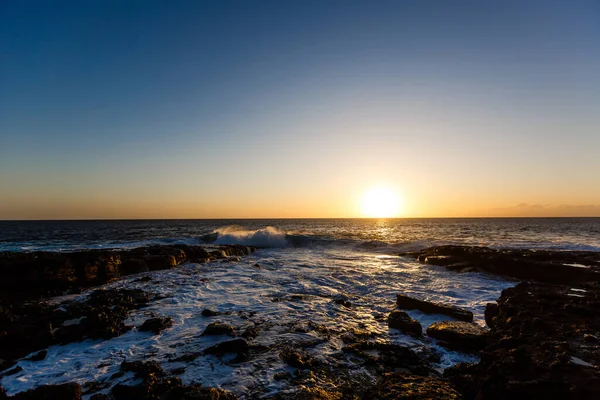 Escena nocturna en el mar, piedras, océano tranquilo — Foto de Stock