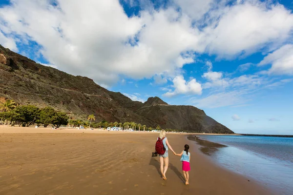 Escena de playa. Playa Teresitas. Tenerife, Canarias — Foto de Stock