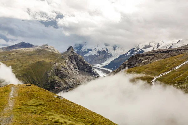 スイスアルプスの上から山の上から雲の層のパノラマ — ストック写真