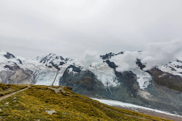bulutlu panorama dağları, İsviçre