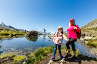 İsviçre Alplerindeki güzel Matterhorn Dağı 'na bakan kadın.