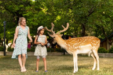 Geyikli mutlu küçük kız. aile hafta sonu