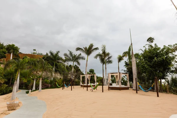 Weergave van mooie stro hangmat op het tropic strand — Stockfoto