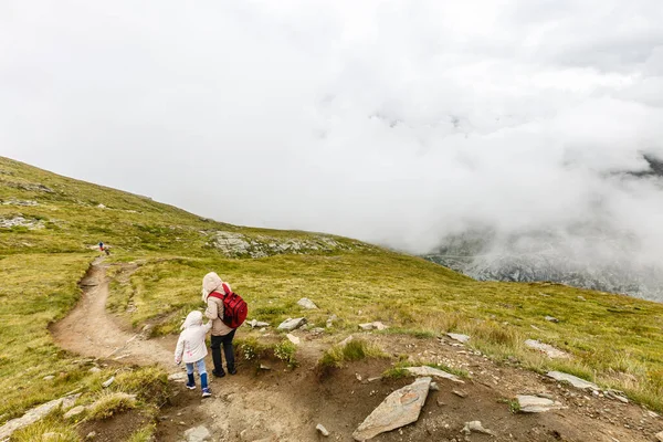 Мать и дети, идущие на прогулку в горных окрестностях — стоковое фото