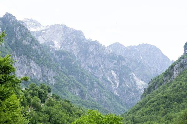 Krajobraz górski w parku narodowym Theth w albańskich Alpach. — Zdjęcie stockowe