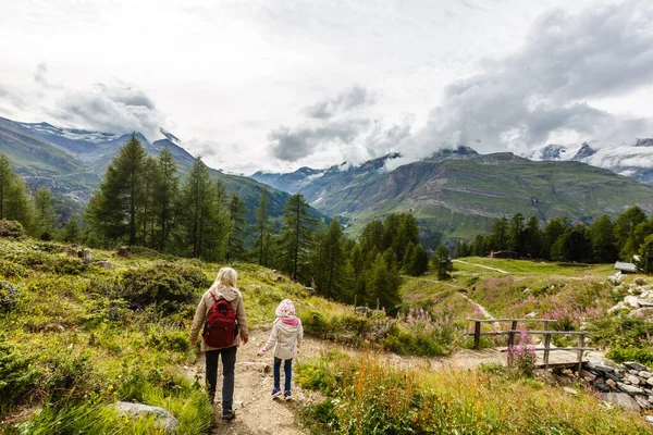 Çocuklarla dağlarda yürüyüş yapmak.