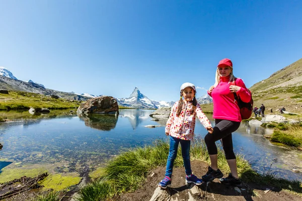 İsviçre Alplerindeki güzel Matterhorn Dağı 'na bakan kadın.