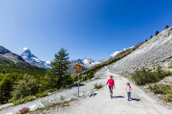 母と子供たちが山の中を散歩. — ストック写真