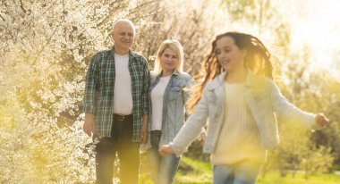 Bahçede Çimlerde Aile Üretimi