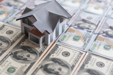 Paradan arkaplan. Dağınık dolar. kağıt ev