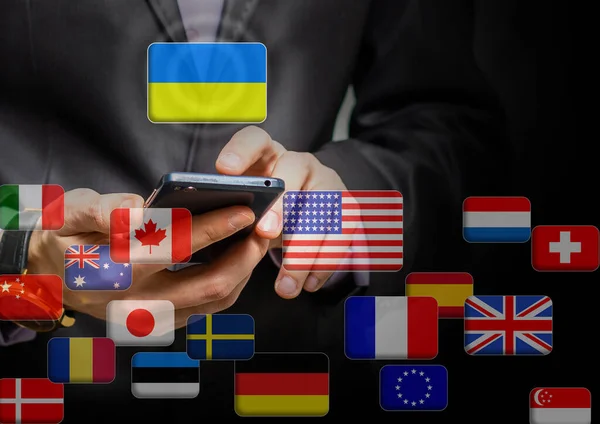 Hand drücken auf ein Touchscreen-Interface, Wahl der Ukraine. Flaggen der Welt — Stockfoto