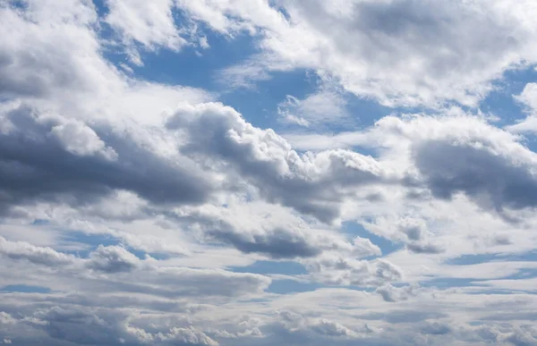 Kumulus vita moln flyter på blå himmel på vacker morgon — Stockfoto