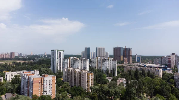 Widok z lotu ptaka wielopiętrowe budynki mieszkalne w Kijowie dzielnicy mieszkalnej. — Zdjęcie stockowe