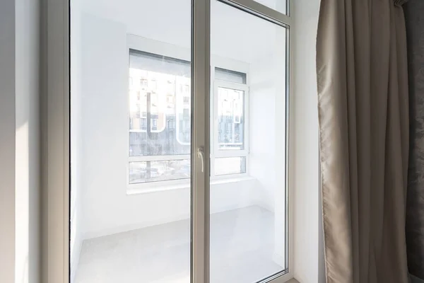 Verglaster Balkon im Neubau, Blick auf den Eingang zum Balkon — Stockfoto