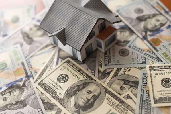 Paradan arkaplan. Dağınık dolar. kağıt ev