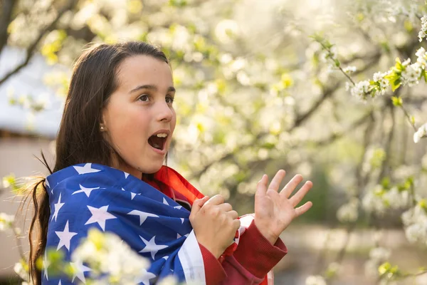 ABD bayrağı ile küçük kız