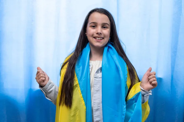 Little girl flag of ukraine. Pray for Ukraine. Save Ukraine. The children are asking for peace. There is no war. — Stockfoto