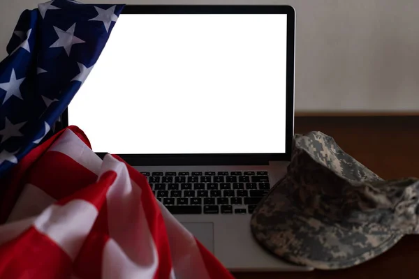 랩탑에는 미국 국기가 걸려 있고, 스크린은 흰색 배경에 분리되어 있다 — 스톡 사진