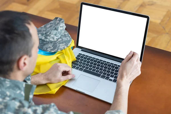 Laptop with blank screen flag of ukraine, military man — Foto de Stock