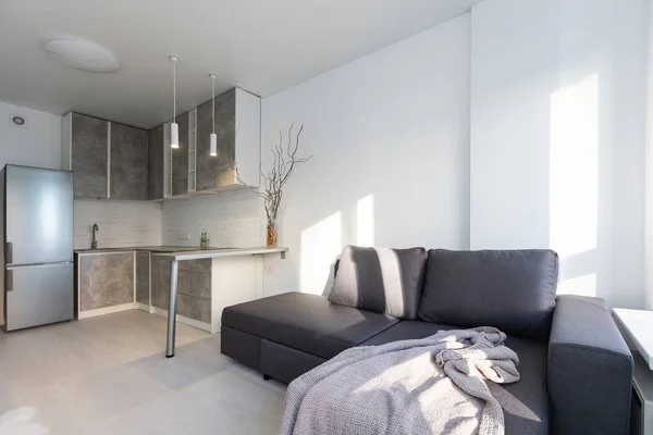 Moderne minimalistische dunkelgraue Loft-Stil Studio-Wohnung Inneneinrichtung. Küche, Sitzecke. — Stockfoto
