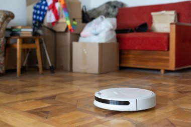 Taşınacak şeyleri olan kutular ve robot elektrik süpürgesi..