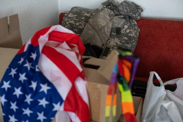 옮길게있는 상자, 미국의 군복 과 깃발 — 스톡 사진